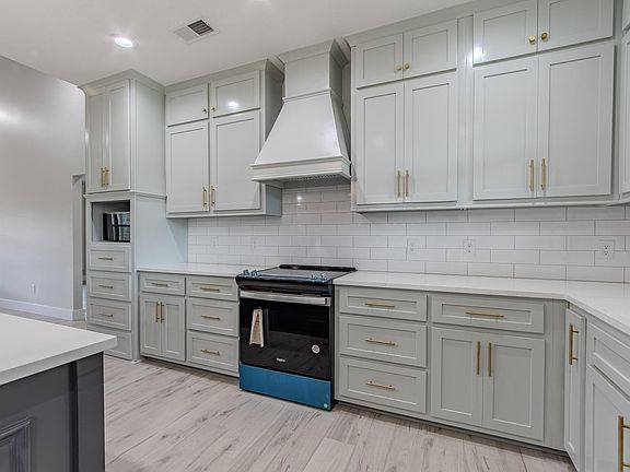 3rd image of 90 Columbus Ln