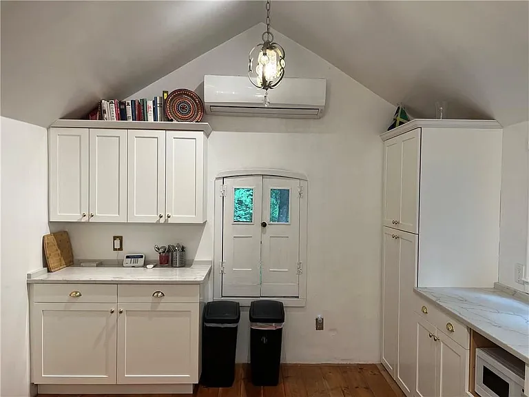 49 Sanford Ave — Photo 8