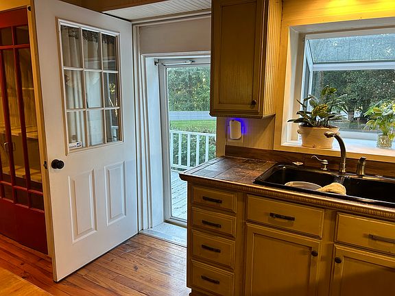Side entrance to kitchen