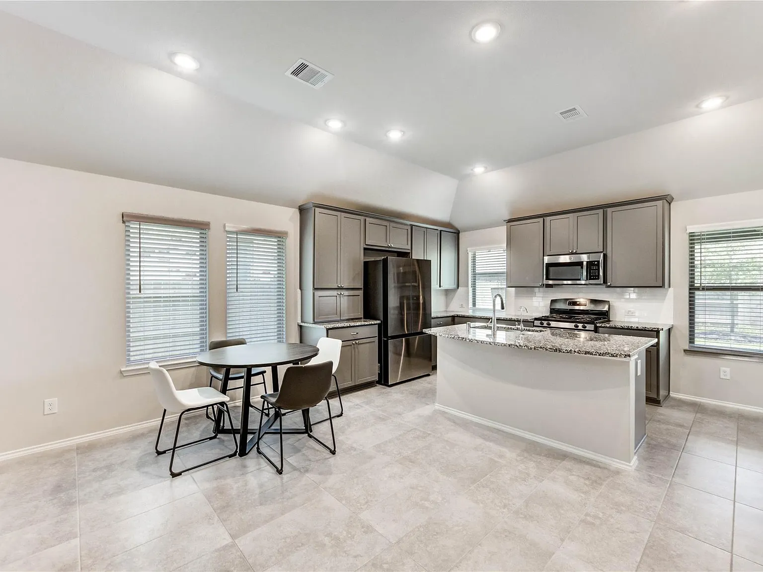 3 bed, 2.0 bath, 1483 sqft, $2,750 — Photo 4