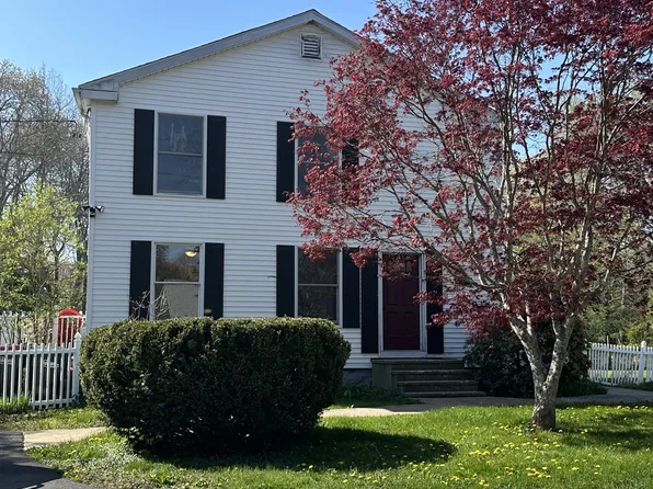 35 McKinley St, Westport, MA