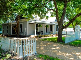 909 N Gaines St, Ennis, TX 75119