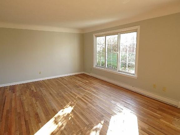 4th image of 2827 Orchard Dr