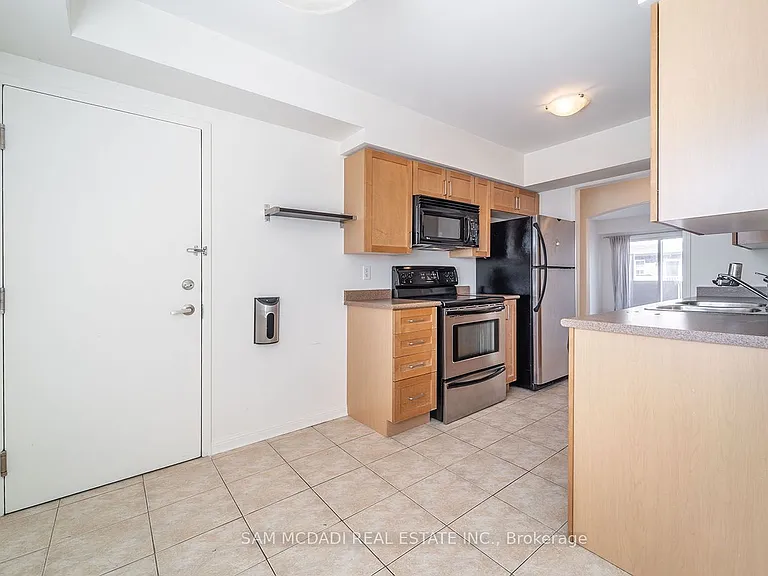 639 Dundas St W #2 — Photo 14