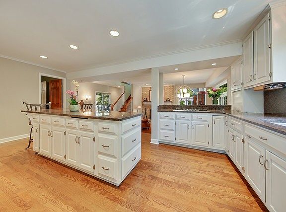 5th image of 5545 S Elm St
