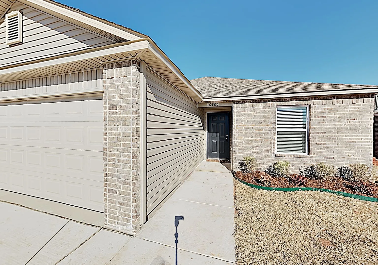Spacious 3 Bedroom 2 Bath Home in Mustang Schools — Photo 2