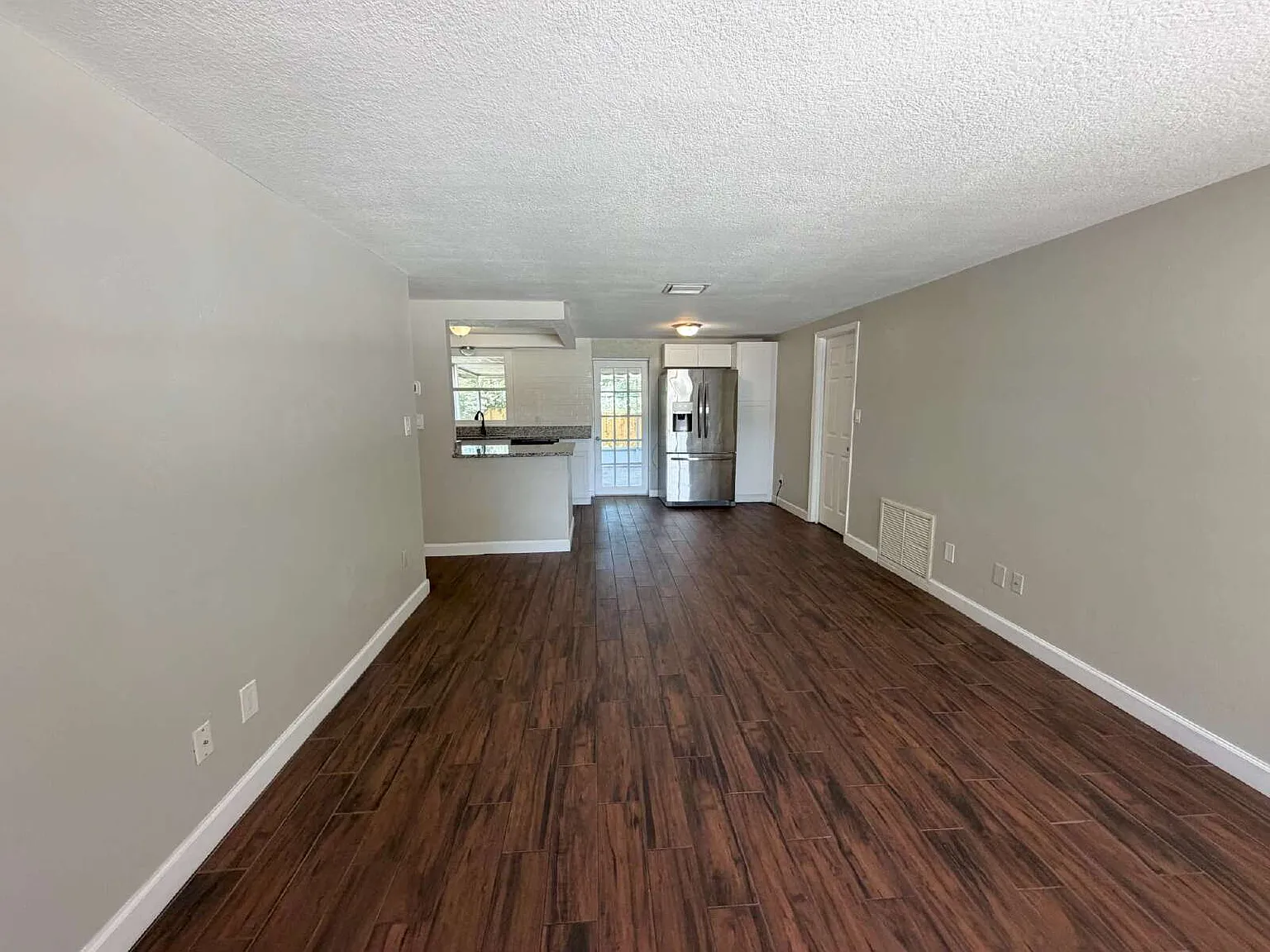 3 bed, 1.0 bath, 945 sqft, $1,850 — Photo 2