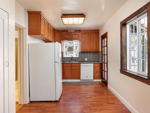 4th image of 516 Barron Ave