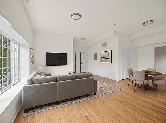 5th image of 3107 N Harding Ave #1W