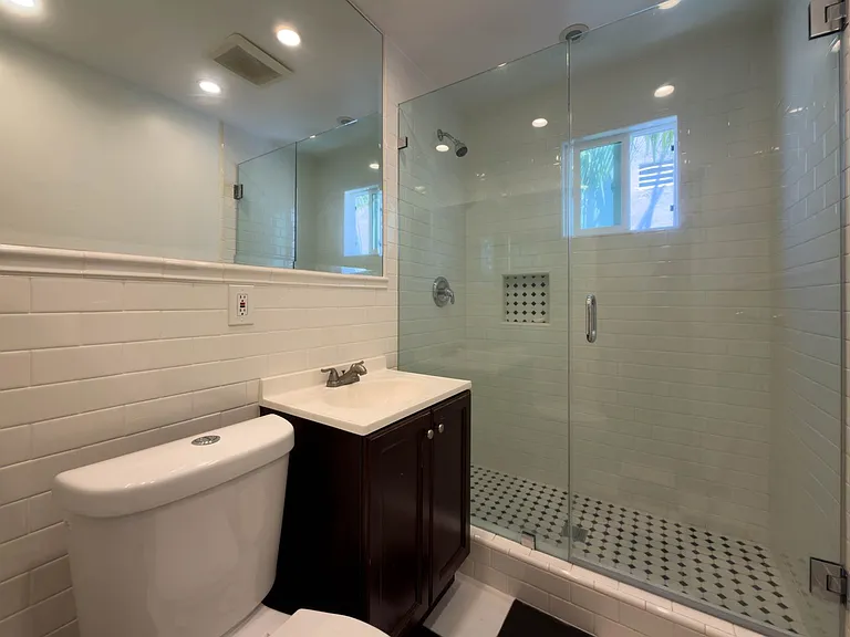 137 S Roxbury Dr — Photo 10