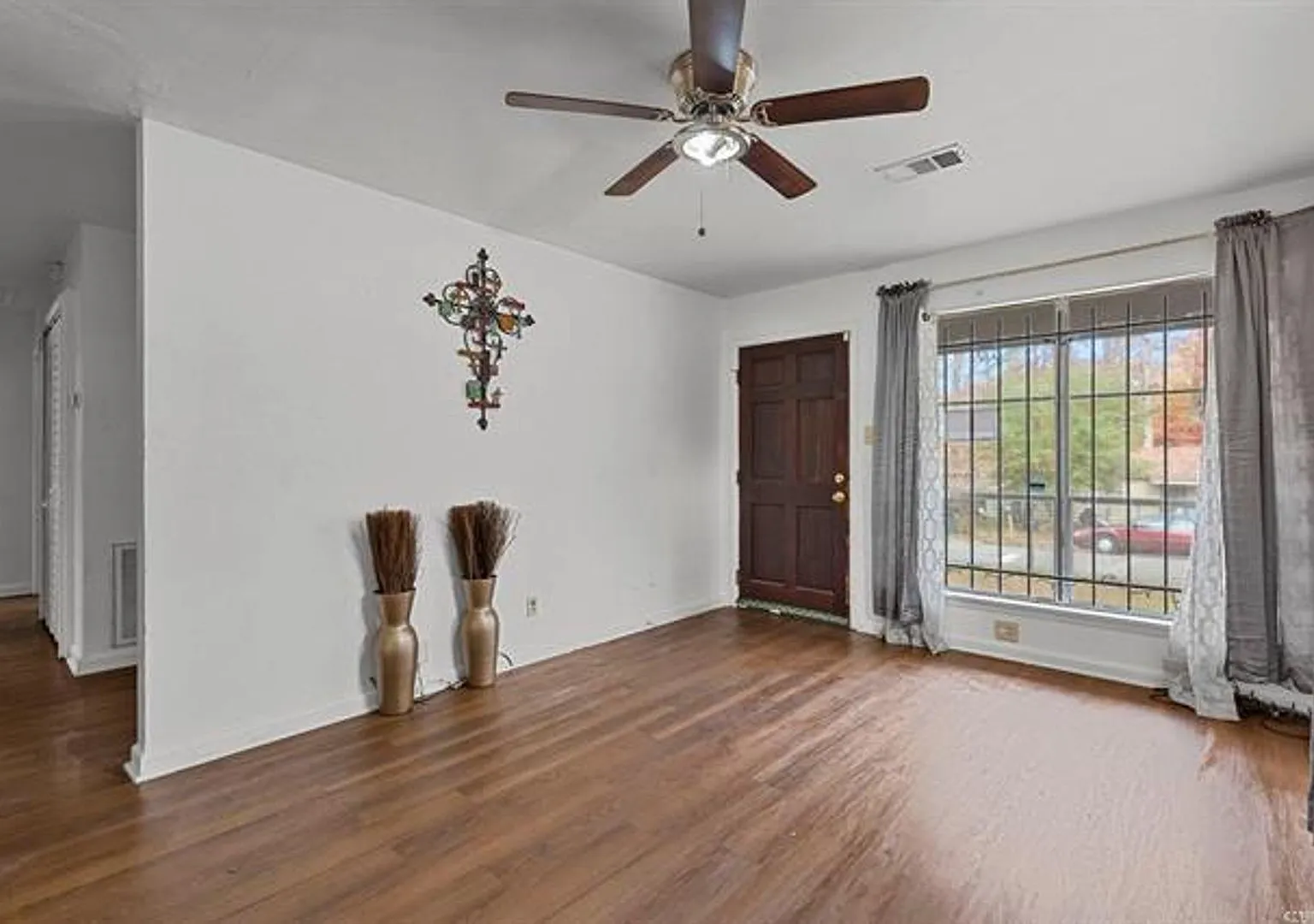 3 bed, 1.0 bath, 900 sqft, $950 — Photo 3