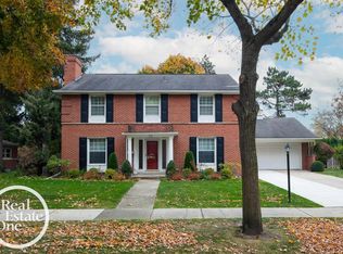 516 Thorn Tree Rd, Grosse Pointe Woods, MI 48236