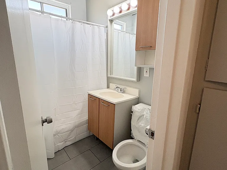 7559 Whitsett Ave — Photo 6