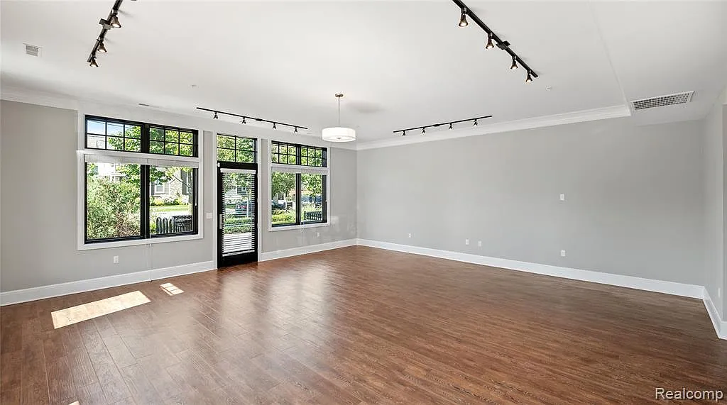 4 bed, 4.0 bath, 3000 sqft, $7,995 — Photo 2