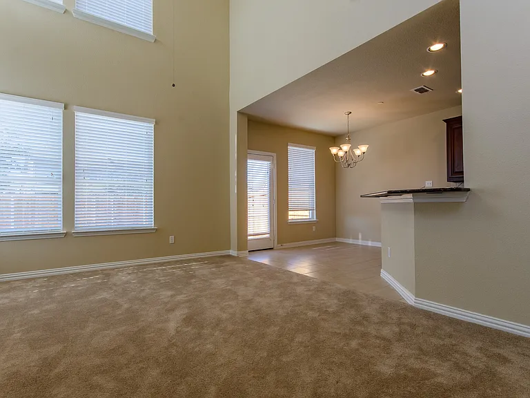 1940 Argyle Ln — Photo 12
