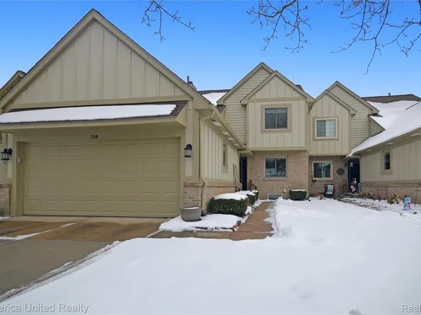 746 Red Maple Ln, Wixom, MI 48393
