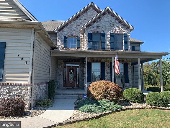 3rd image of 743 Maple Shade Dr