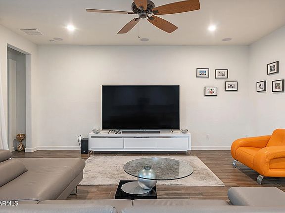 4th image of 923 W Yellowstone Way