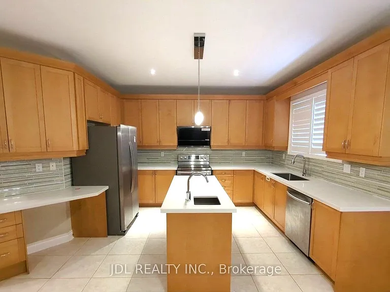 6 Odessa Cres — Photo 4