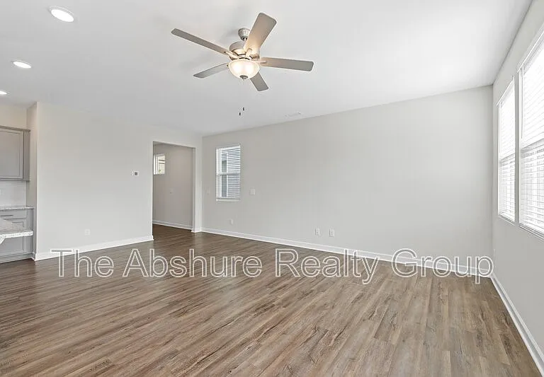 35 Village Edge Dr — Photo 11