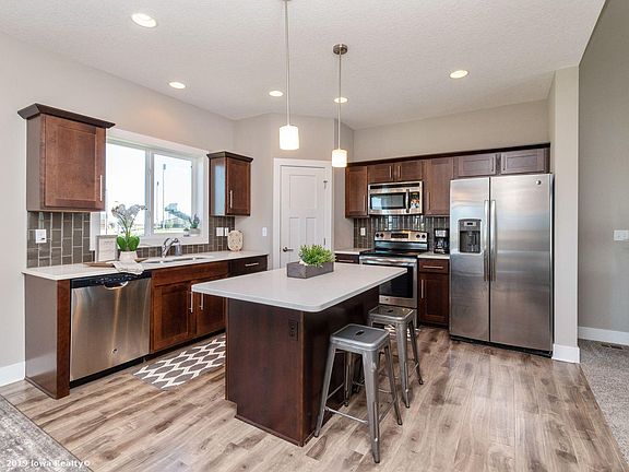 5th image of 128 Aspen Dr NE