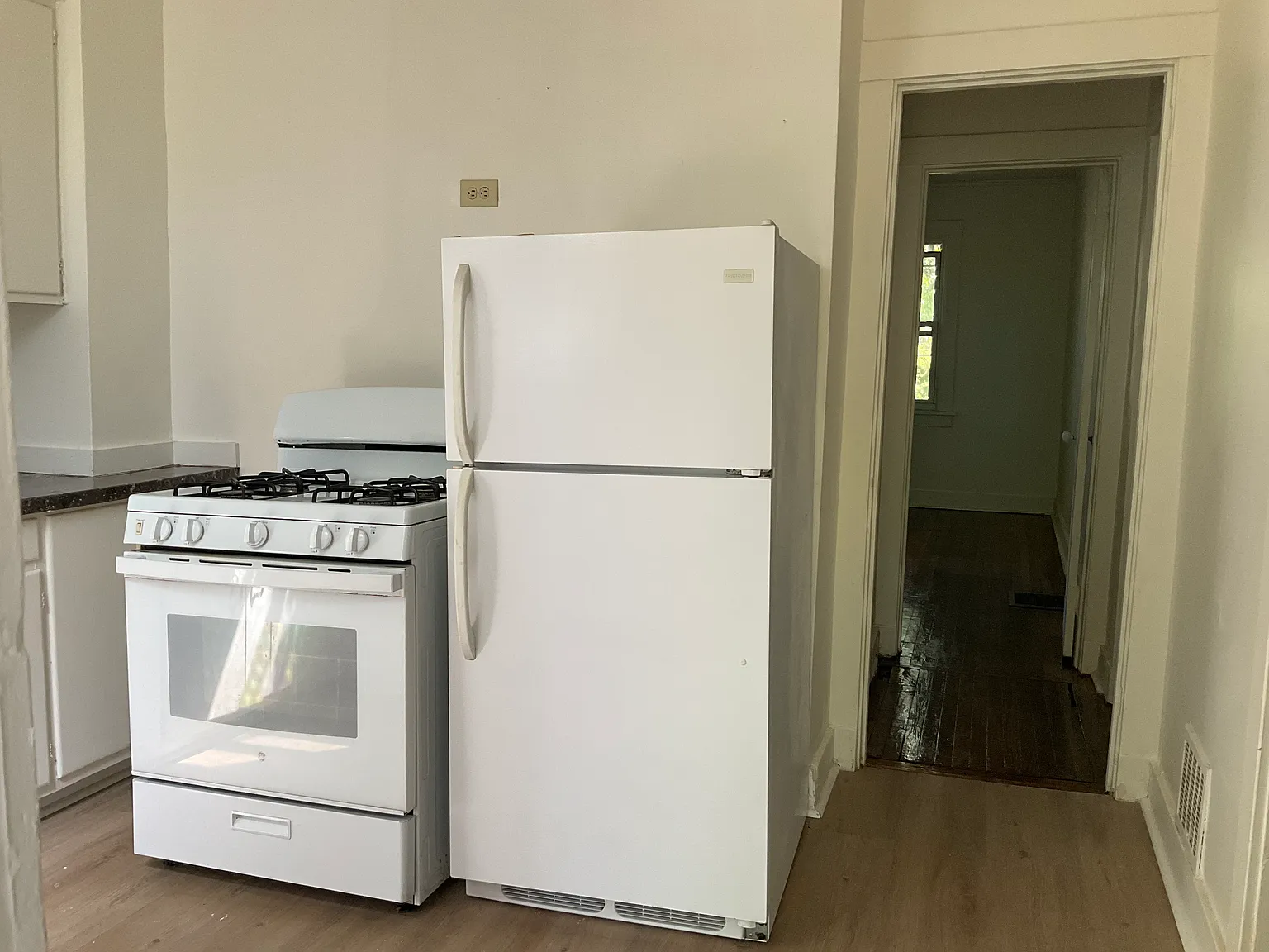 2 bed, 900 sqft, $1,045 — Photo 3