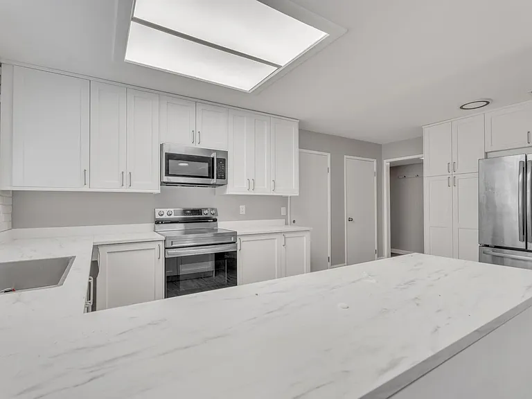 2725 Loyola Dr — Photo 4