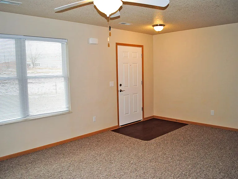 4633 Hubbell Ave — Photo 2