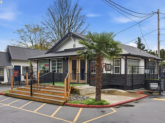 2nd image of 11324 NE Sandy Blvd