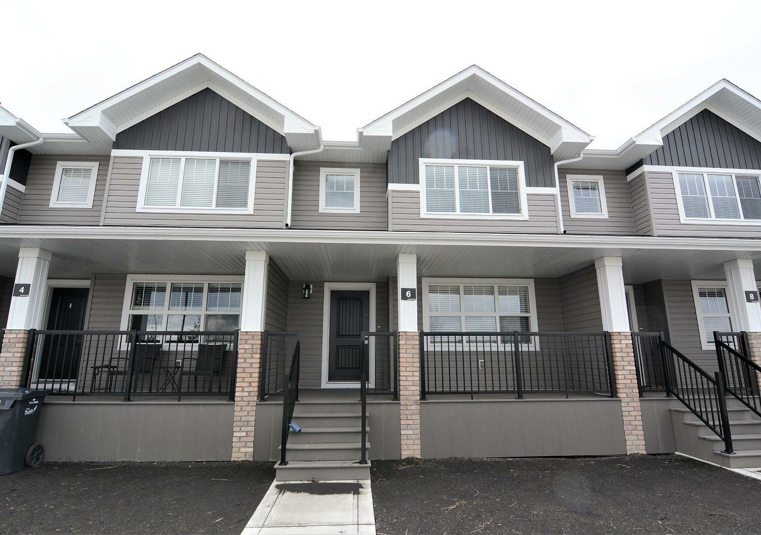 6 Oxford Blvd, Penhold, AB T0M 1R0 Zillow