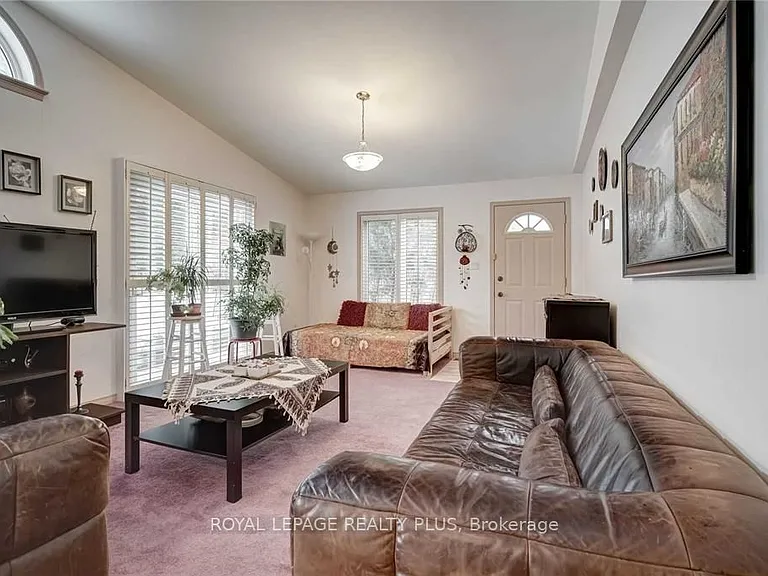16 Alderway Ave — Photo 2