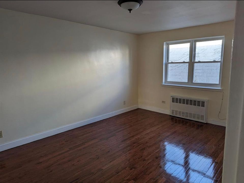 1st image of 949 E 58th St APT 1