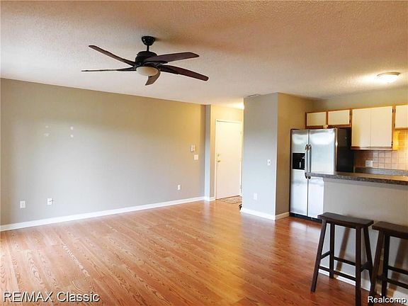 3rd image of 15034 Island Dr #61