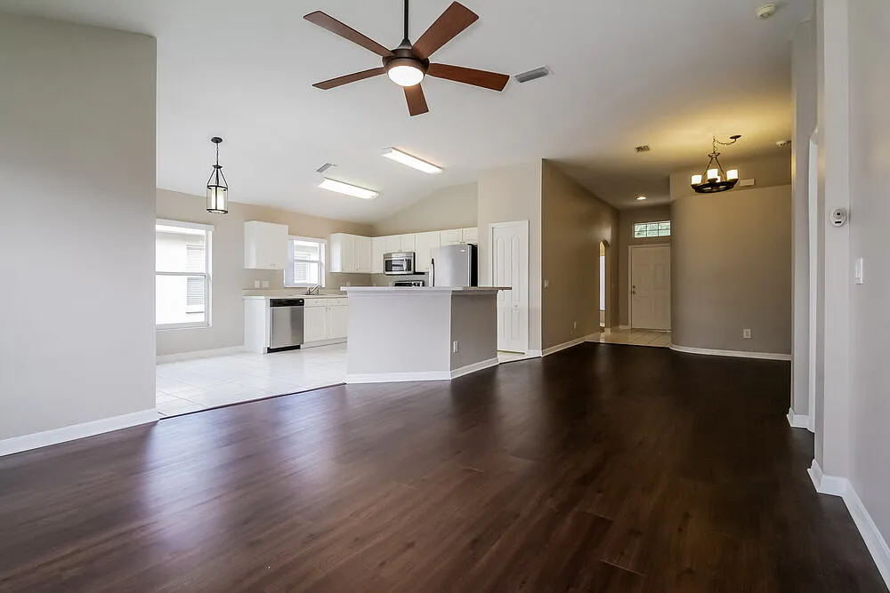 3 bed, 2.0 bath, 1716 sqft, $2,460 — Photo 2