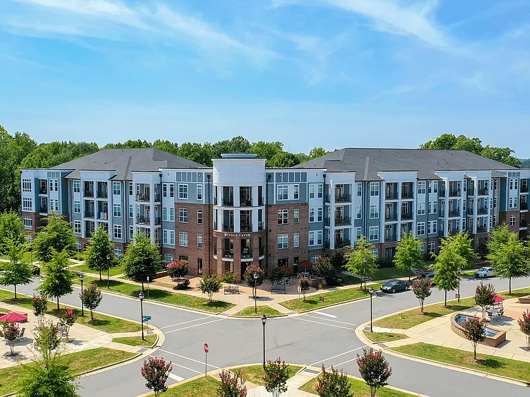 Holly Crest Apartments — Photo 53