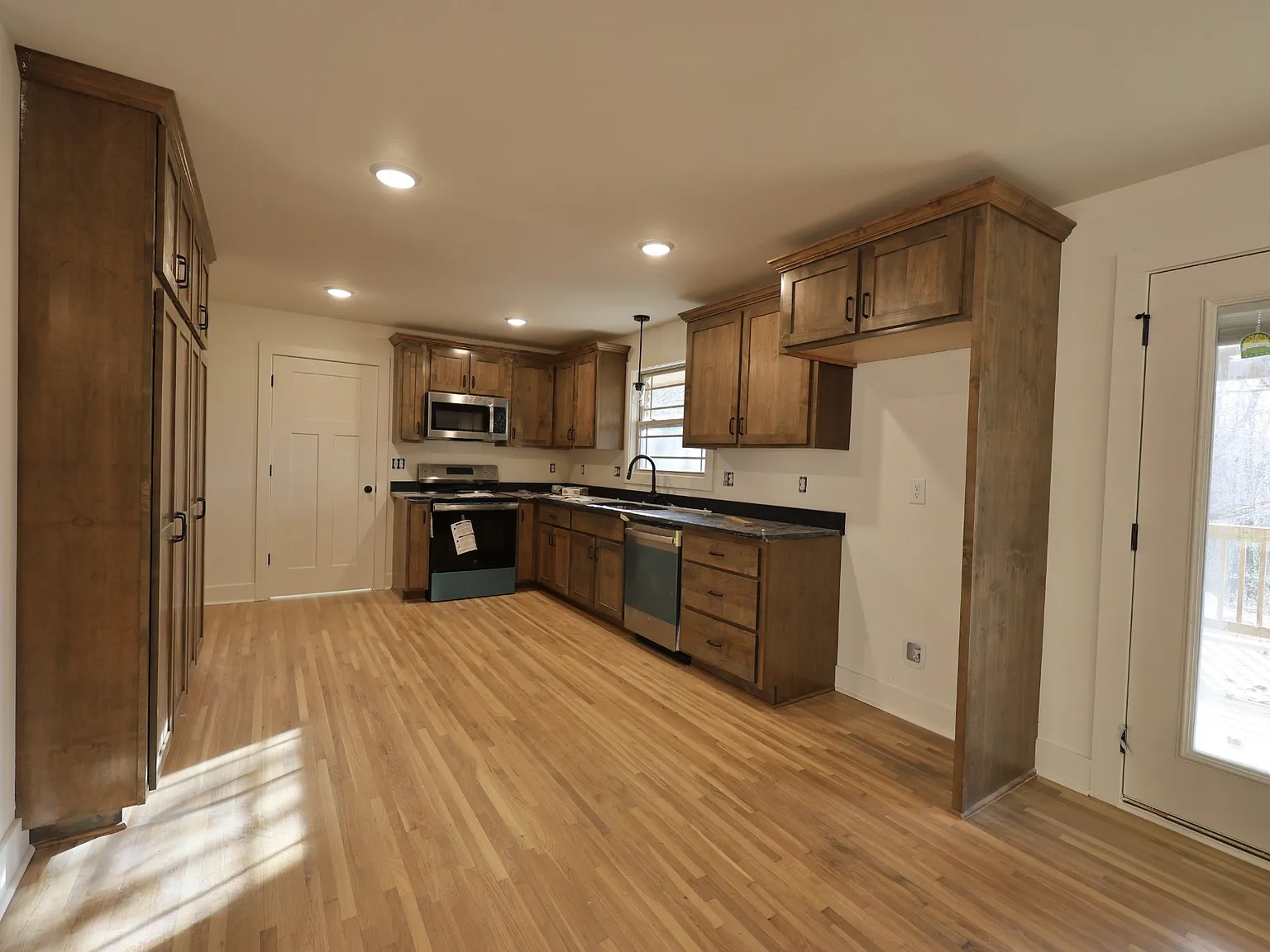 4 bed, 2074 sqft, $2,800 — Photo 4