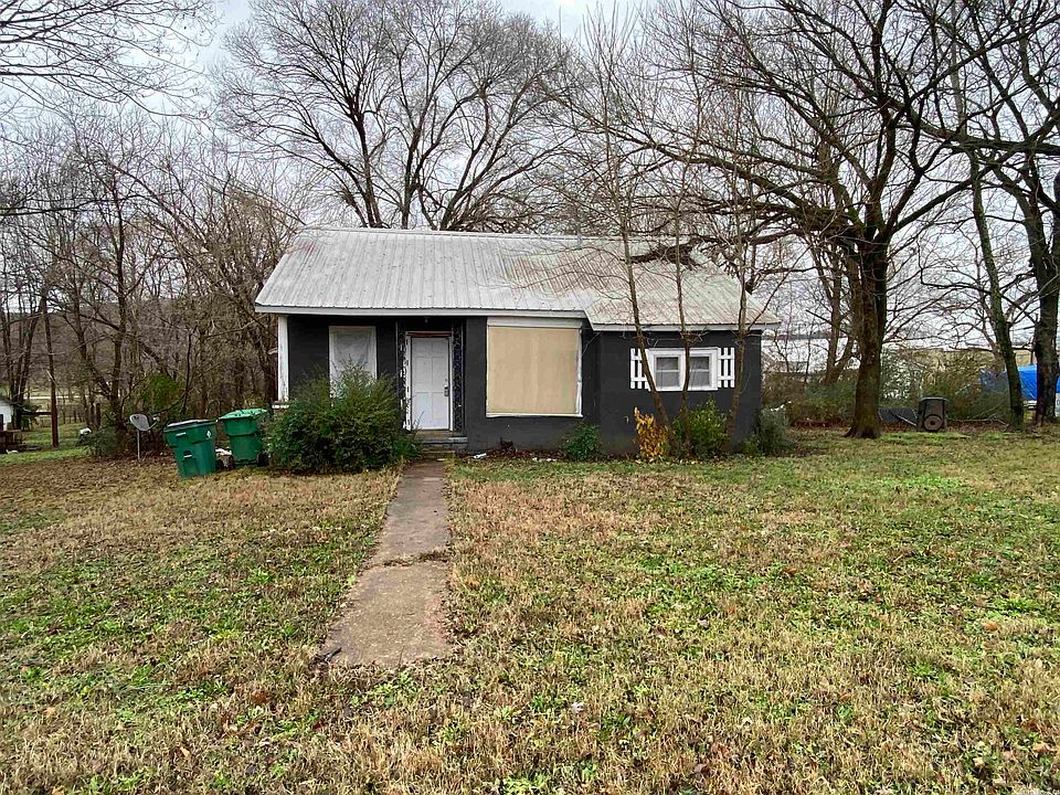 1st image of 305 N Panther Ave