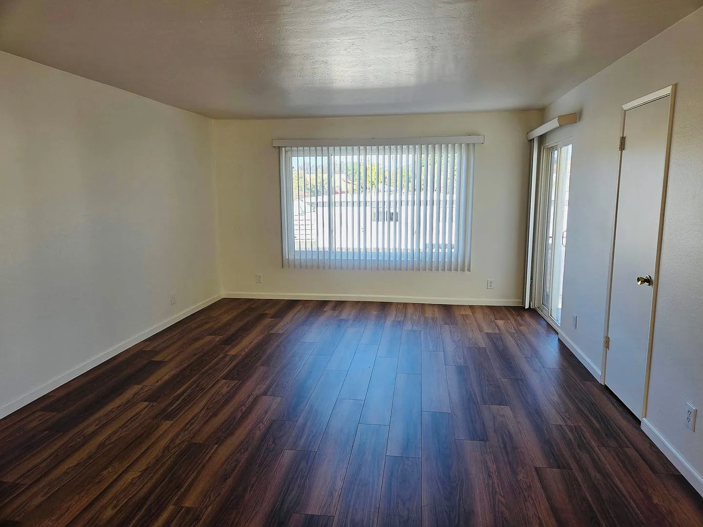 Available Now!- Cute 2 bedroom - 1.5 bath! — Photo 2