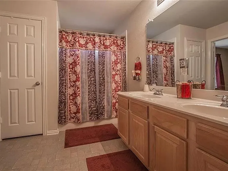10215 Waterbury Dr — Photo 45