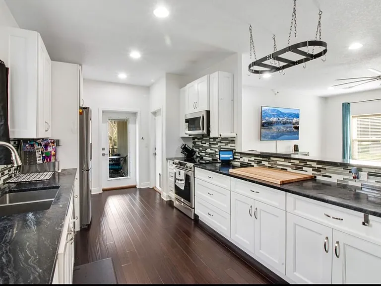 233 Honeysuckle Way — Photo 3