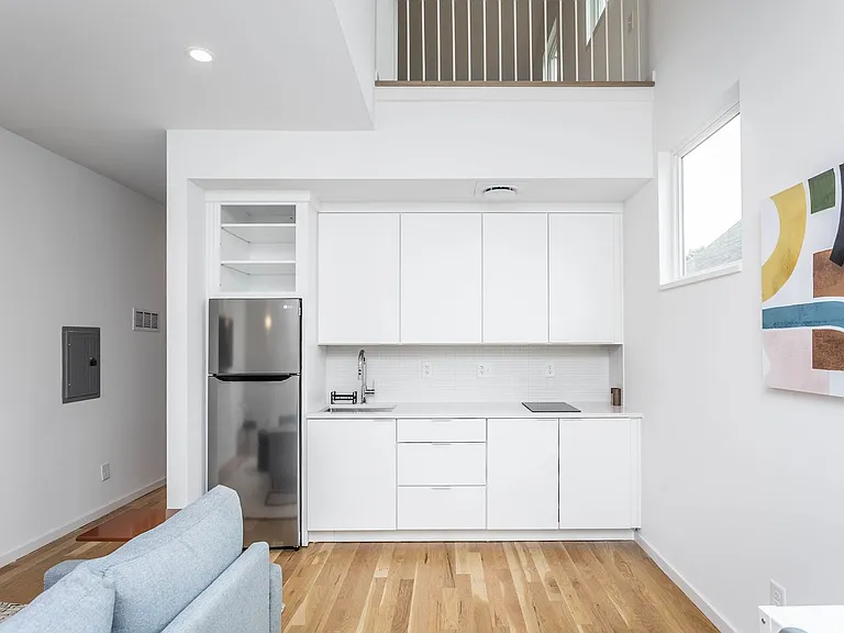 323 S East St — Photo 4