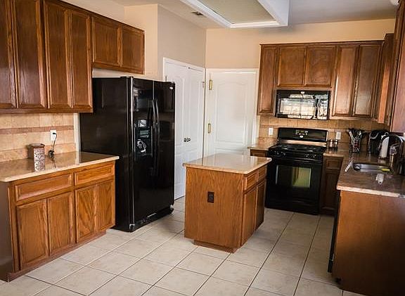 4th image of 3916 Newland Dr