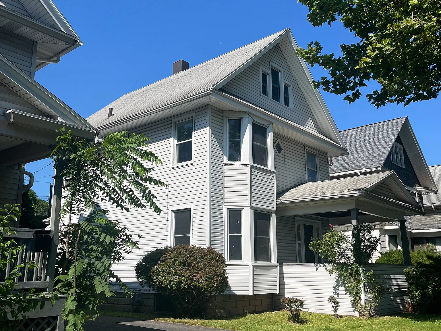 4 bed, 1.5 bath, 1495 sqft, $2,100 — Photo 2