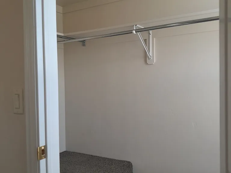 bed 1 lighted walk-in closet