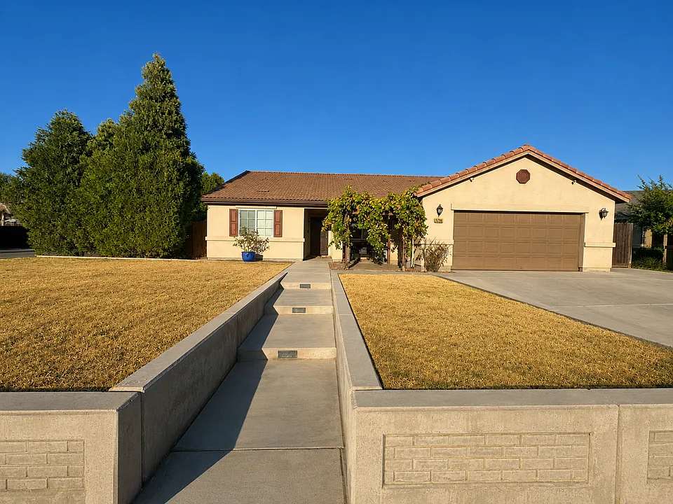 3290 N Vista Ave