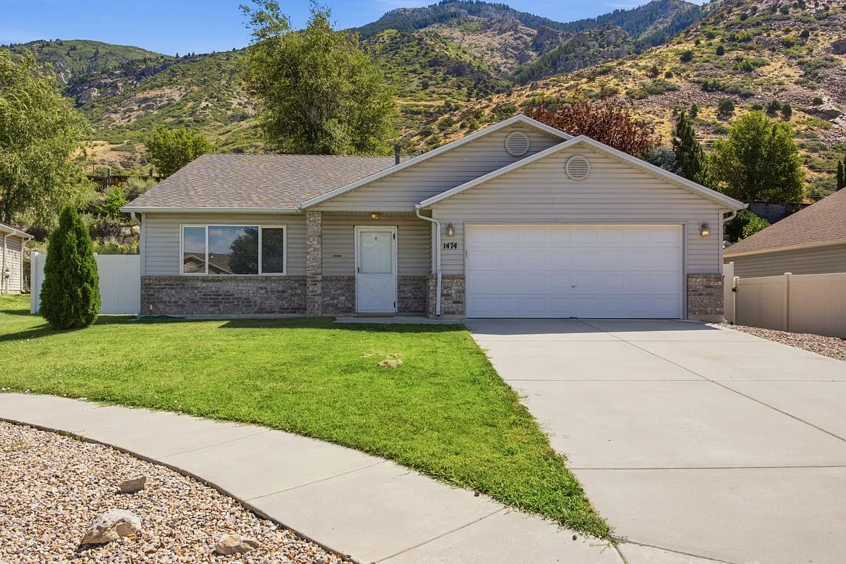 3 bed, 2.0 bath, 1384 sqft, $2,150 — Photo 1