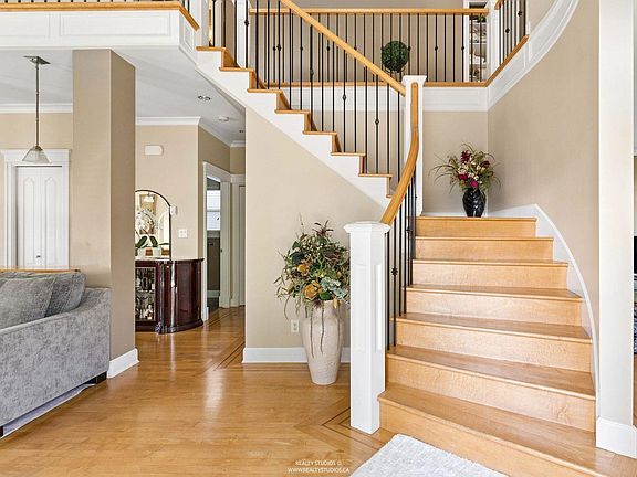 2nd image of 255 Carleton Ave