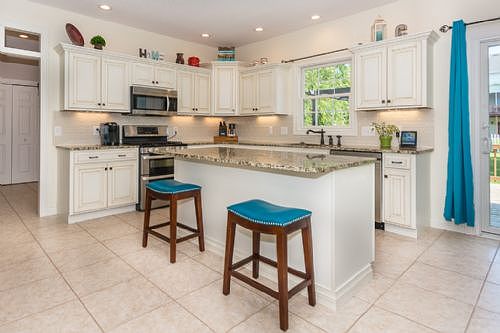 2nd image of 805 Bluff Ln