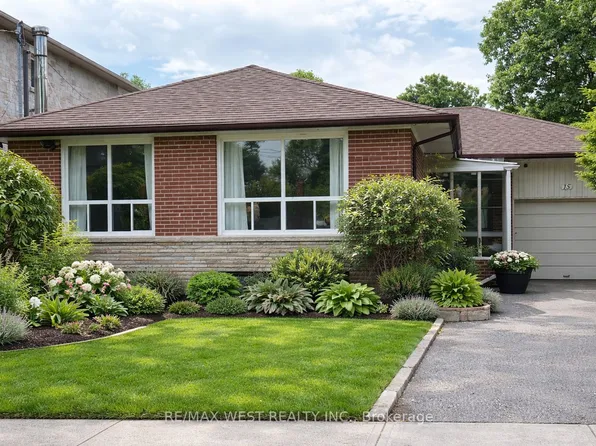 15 Hamlyn Cres, Toronto, ON M9B 1Y9