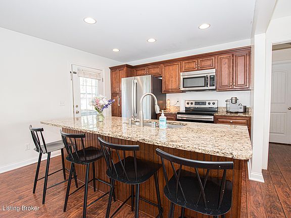 3rd image of 135 Mockingbird Dr